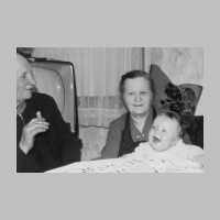 008-1031 Ferdinand  und Lina Adam mit Enkel Andreas Miltkau im Jahre 1960 in Hamburg.JPG